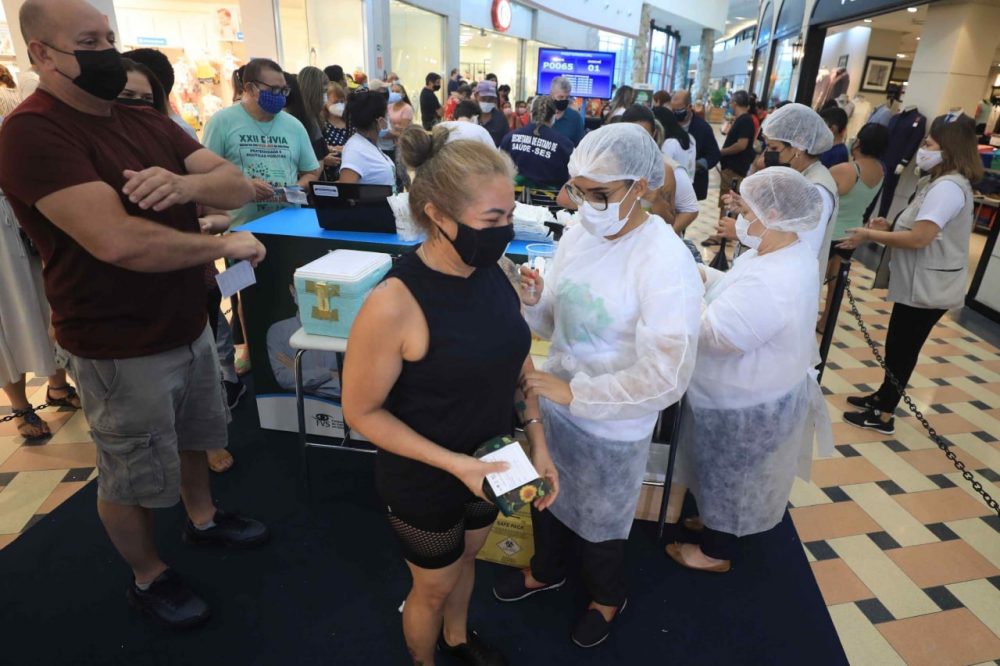 Vacina Amazonas: quase 9 mil doses são aplicadas em dois dias de ação nos shoppings de Manaus