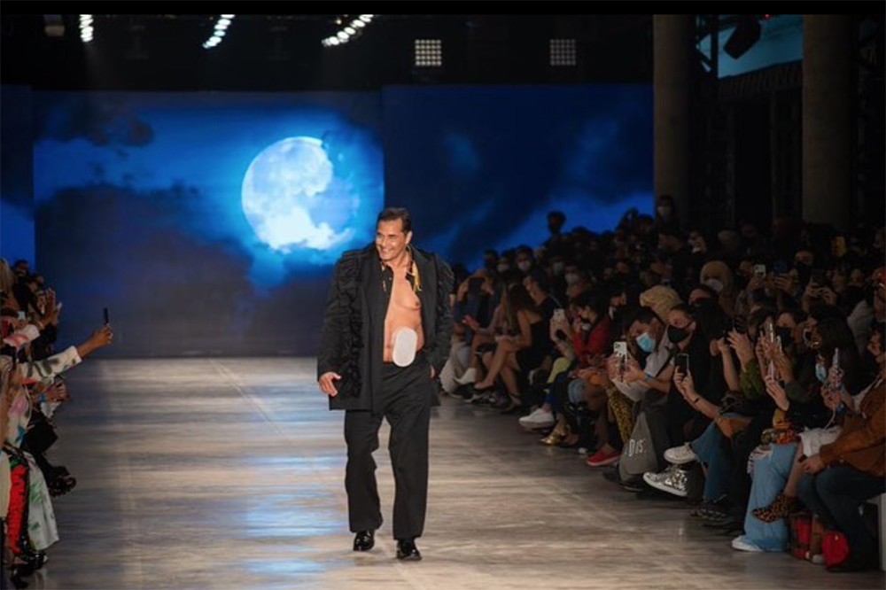 Luciano Szafir desfila com bolsa de estomia na SPFW, após complicações de Covid-19 Luciano Szafir desfila com bolsa de estomia na SPFW, após complicações de Covid-19