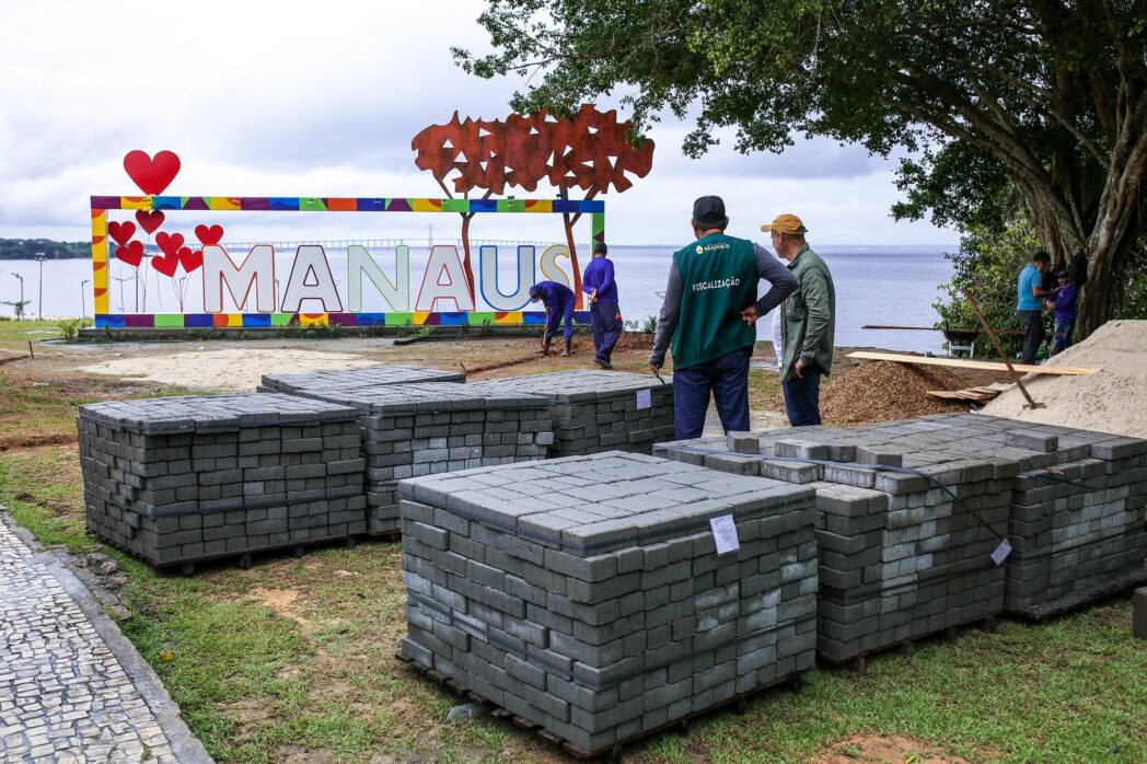 Piso acessível começa a ser construído pela Prefeitura para letreiro turístico da Ponta Negra