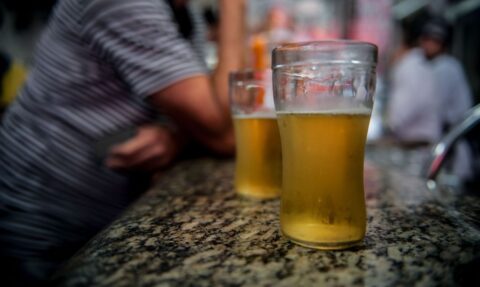 Álcool aumenta risco de suicídio e exige políticas de prevenção, apontam especialistas