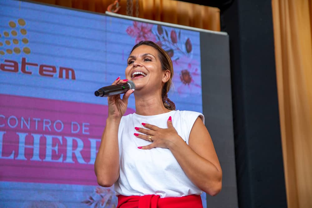 Aline Barros faz apresentação surpresa em evento corporativo da Distribuidora Atem Aline Barros faz apresentação surpresa em evento corporativo da Distribuidora Atem