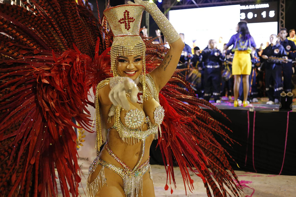 Oito escolas de samba se apresentam no grupo especial Oito escolas de samba se apresentam no grupo especial
