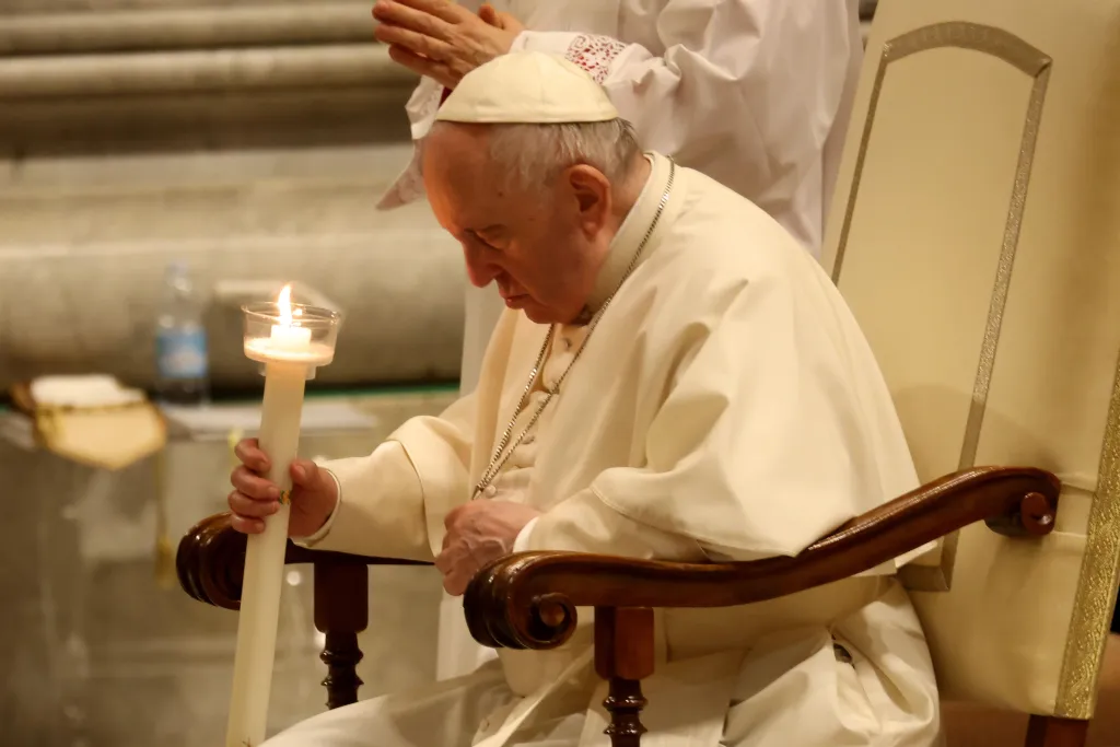 Papa Francisco diz que está com bronquite aguda infecciosa e pede orações