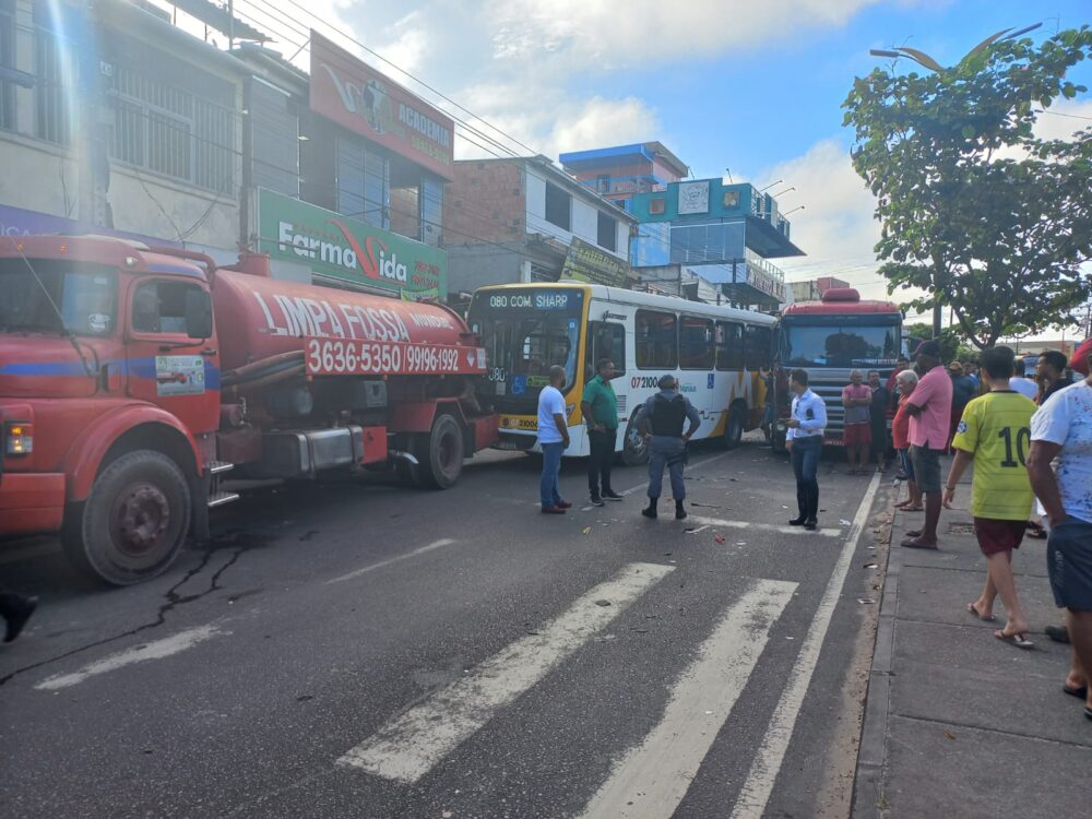 Colisão traseira entre carretas deixa uma pessoa ferida em Campina