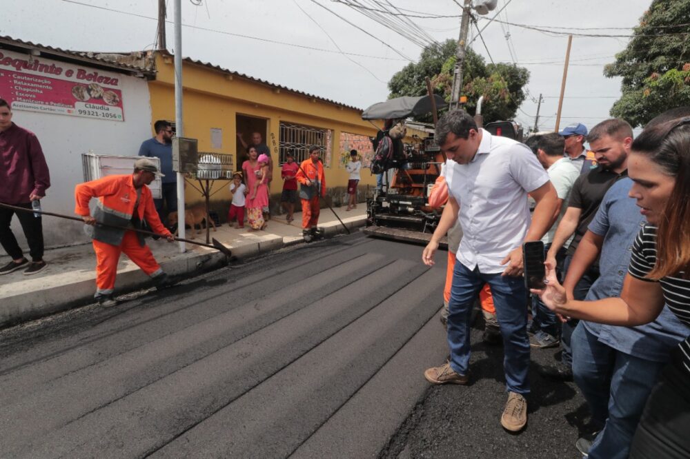Governador vistoria asfaltamento de 22 ruas na Santa Tereza, no Santa Etelvina