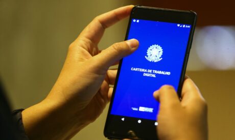 Pesquisa indica que brasileiros ainda preferem emprego com carteira assinada