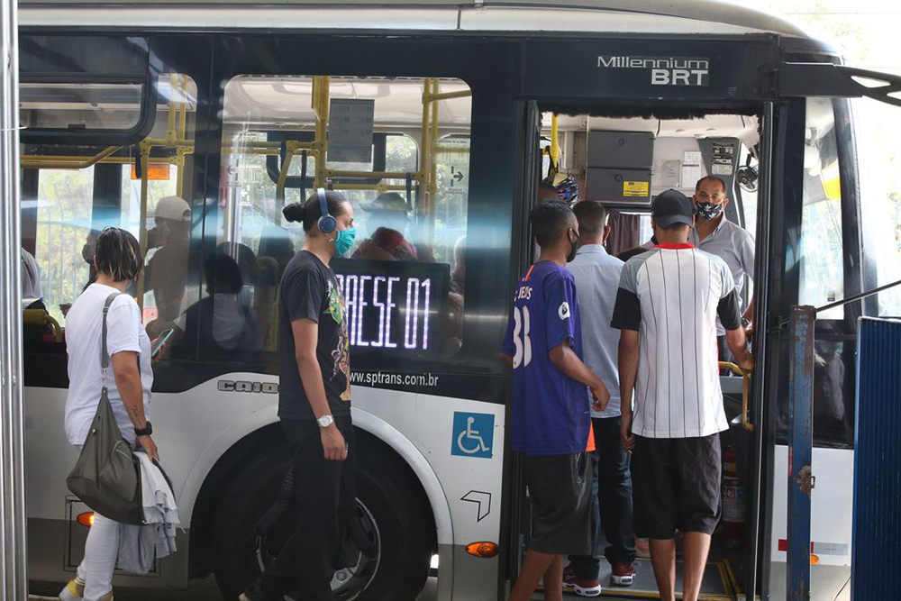 Gasolina mais cara faz pessoas trocarem carro por ônibus, conclui estudo Gasolina mais cara faz pessoas trocarem carro por ônibus, conclui estudo