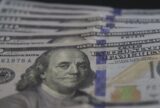 Dólar se mantém estável em meio à prisão de Bolsonaro e tensão com EUA