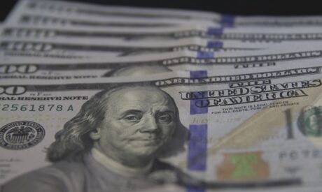 Dólar se mantém estável em meio à prisão de Bolsonaro e tensão com EUA