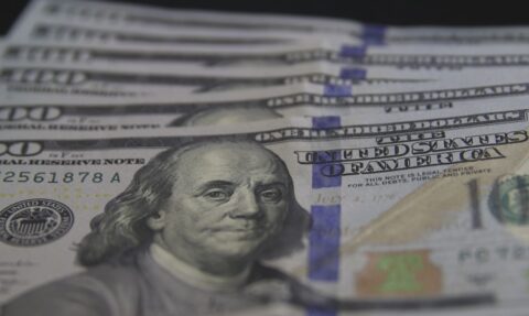 Dólar se mantém estável em meio à prisão de Bolsonaro e tensão com EUA