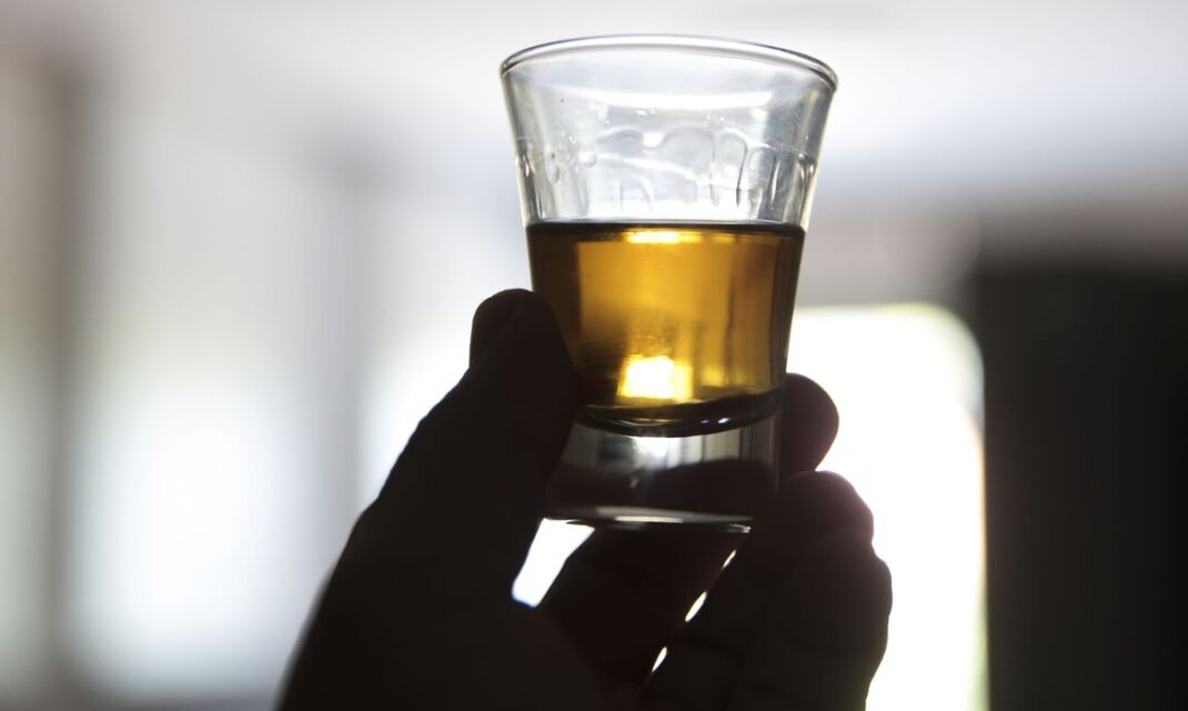 Uso abusivo de &aacute;lcool entre brasileiras cresce 4,25% em dez anos