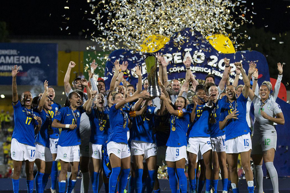 Futebol feminino ainda é predominantemente amador no Brasil