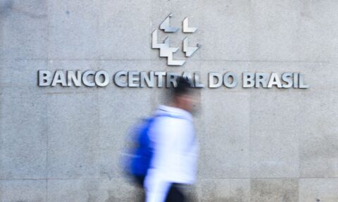 Endividamento de famílias brasileiras segue pressionado por juros elevados