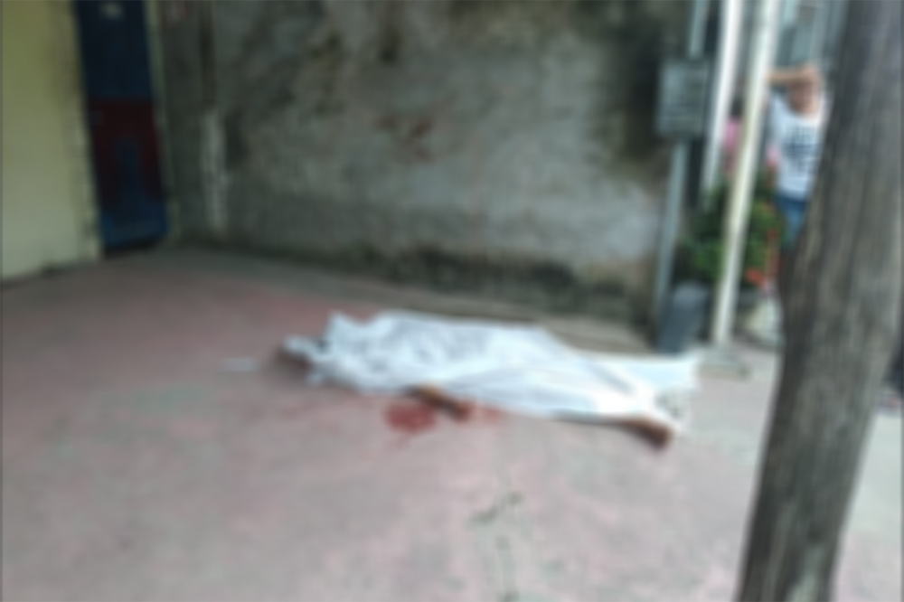 Homem tenta fugir de criminosos após ser baleado e morre em calçada no Parque São Pedro Homem tenta fugir de criminosos após ser baleado e morre em calçada no Parque São Pedro
