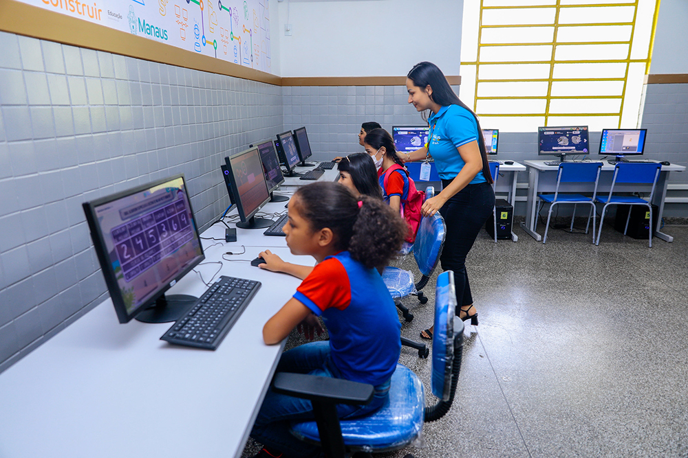 David Almeida entrega Escola Municipal Izabel Angarita revitalizada à ...
