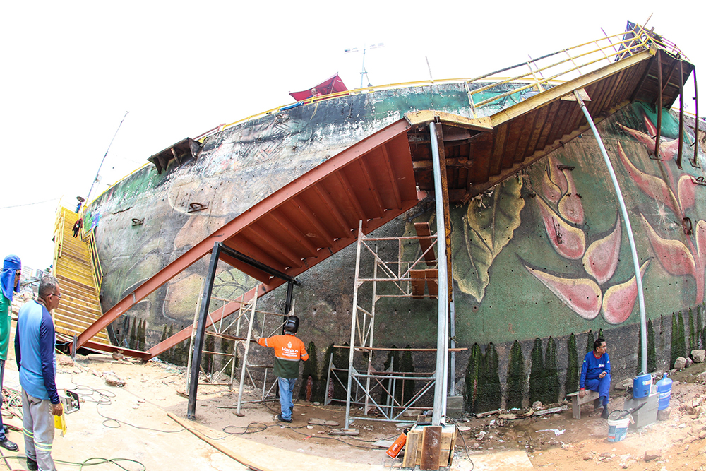 Escadaria de acesso &agrave; balsa amarela, na Manaus Moderna, &eacute; revitalizada pela Prefeitura