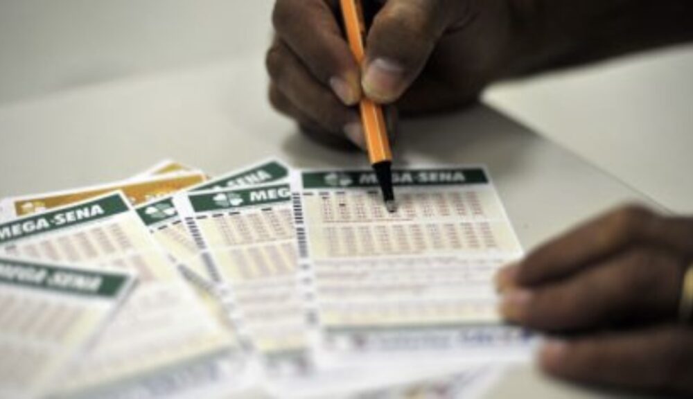 Mega-Sena acumula e pr&ecirc;mio para o pr&oacute;ximo sorteio &eacute; R$ 53 milh&otilde;es