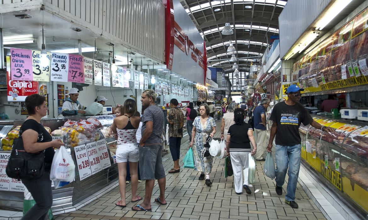 Confiança do consumidor sobe 2,5 pontos em março Confiança do consumidor sobe 2,5 pontos em março