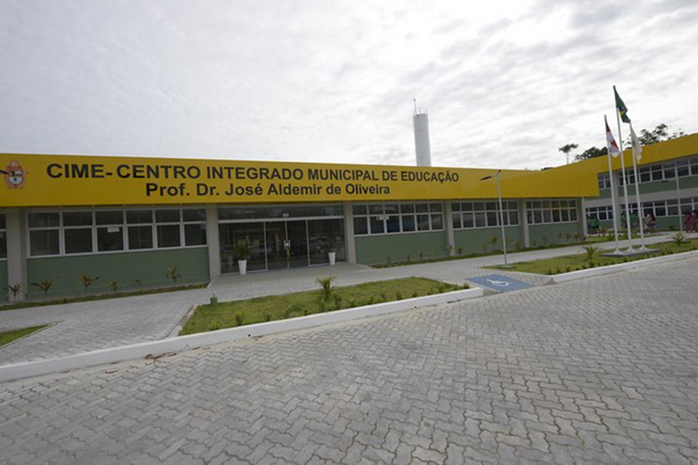 Menino de 11 anos morre após ser espancado dentro de banheiro de escola Menino de 11 anos morre após ser espancado dentro de banheiro de escola