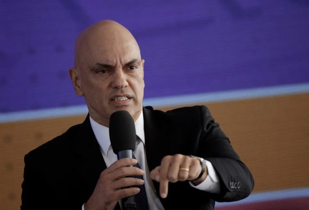Moraes proíbe a entrada de ônibus com manifestantes no DF Moraes proíbe a entrada de ônibus com manifestantes no DF