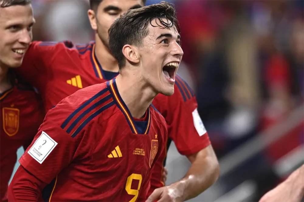 Gavi, da Espanha, se torna o terceiro jogador mais jovem a marcar um gol em  Copas, espanha