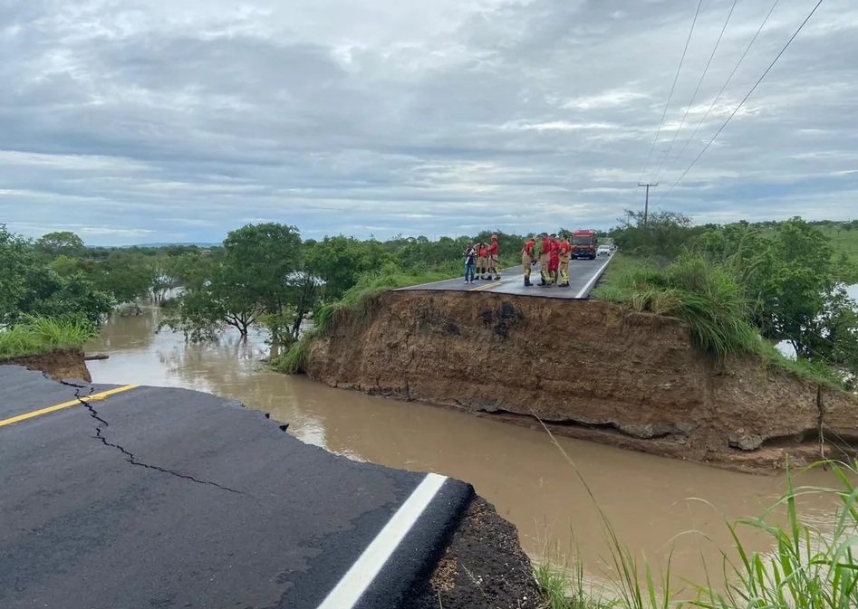 Chuva forte abre cratera em rodovia de Sergipe e deixa uma pessoa