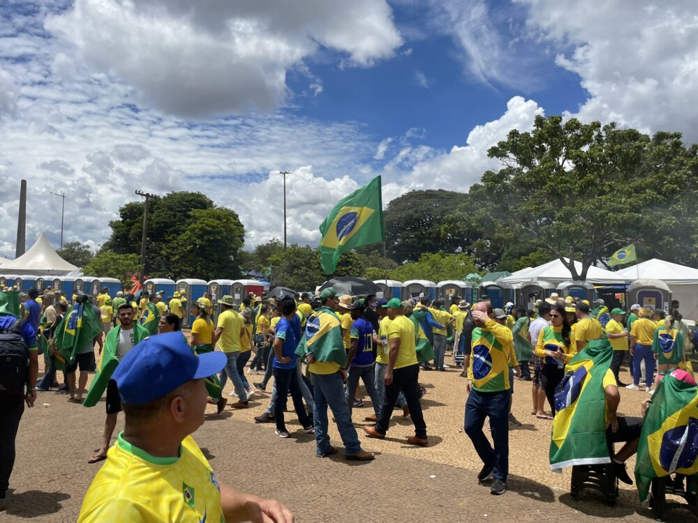 Moraes manda soltar 12 presos em frente a quartéis no 8 de janeiro Moraes manda soltar 12 presos em frente a quartéis no 8 de janeiro
