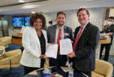 Futura Ministra da Economia Margareth Menezes recebeu documento do deputado federal Zé Ricardo (PT) e Márcio Tavares, secretário de cultura do PT Nacional