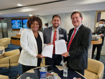 Futura Ministra da Economia Margareth Menezes recebeu documento do deputado federal Zé Ricardo (PT) e Márcio Tavares, secretário de cultura do PT Nacional