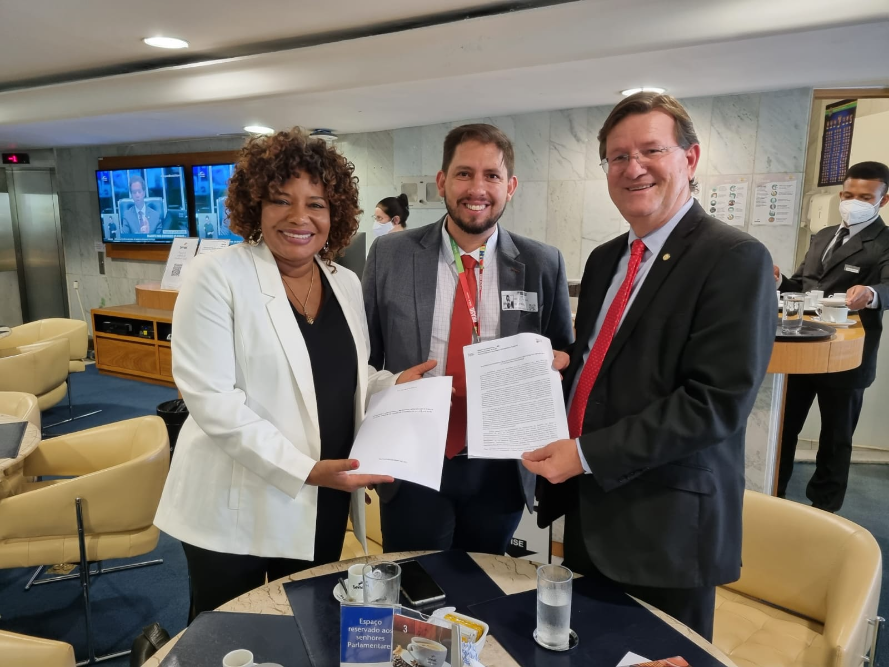 Futura Ministra da Economia Margareth Menezes recebeu documento do deputado federal Zé Ricardo (PT) e Márcio Tavares, secretário de cultura do PT Nacional