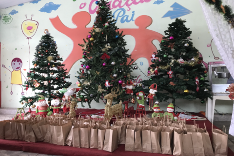 75 kits escolares foram doadas para as crianças atendidas pelo abrigo