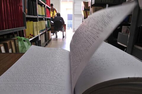 O Sistema Braille foi criado em 1825 pelo francês Louis Braille, cego aos três anos de idade