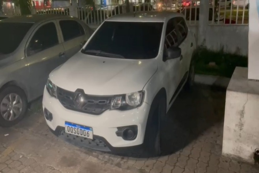 Carro utilizado para realizar roubo com placa adulterada
