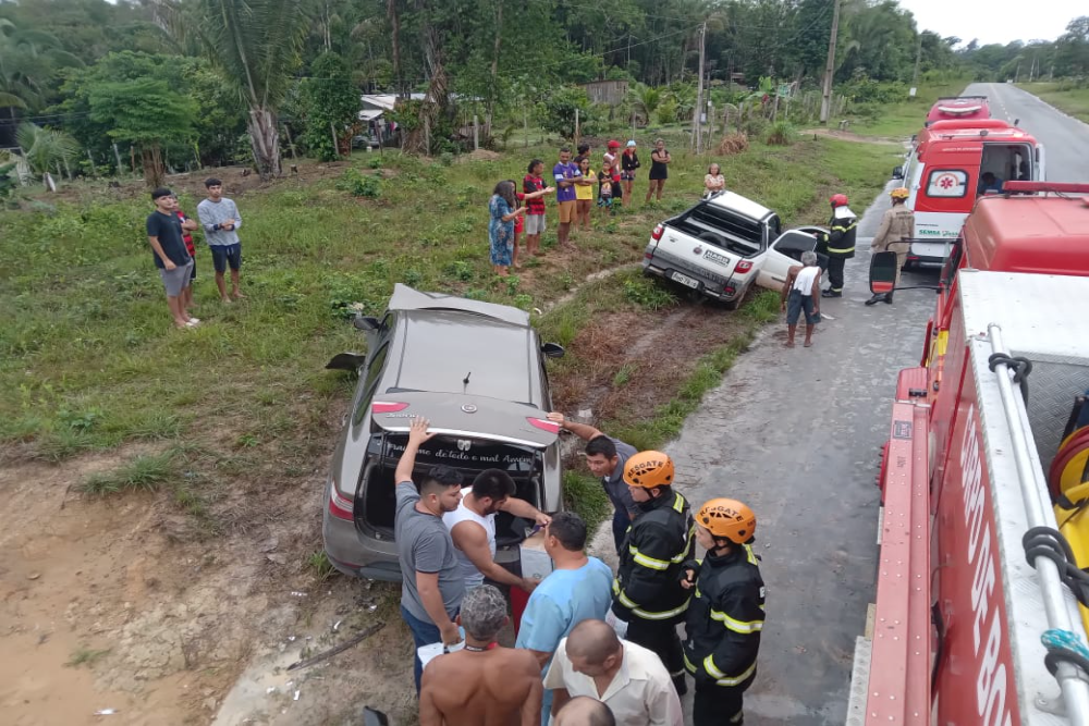 Carros colidem na AM-010