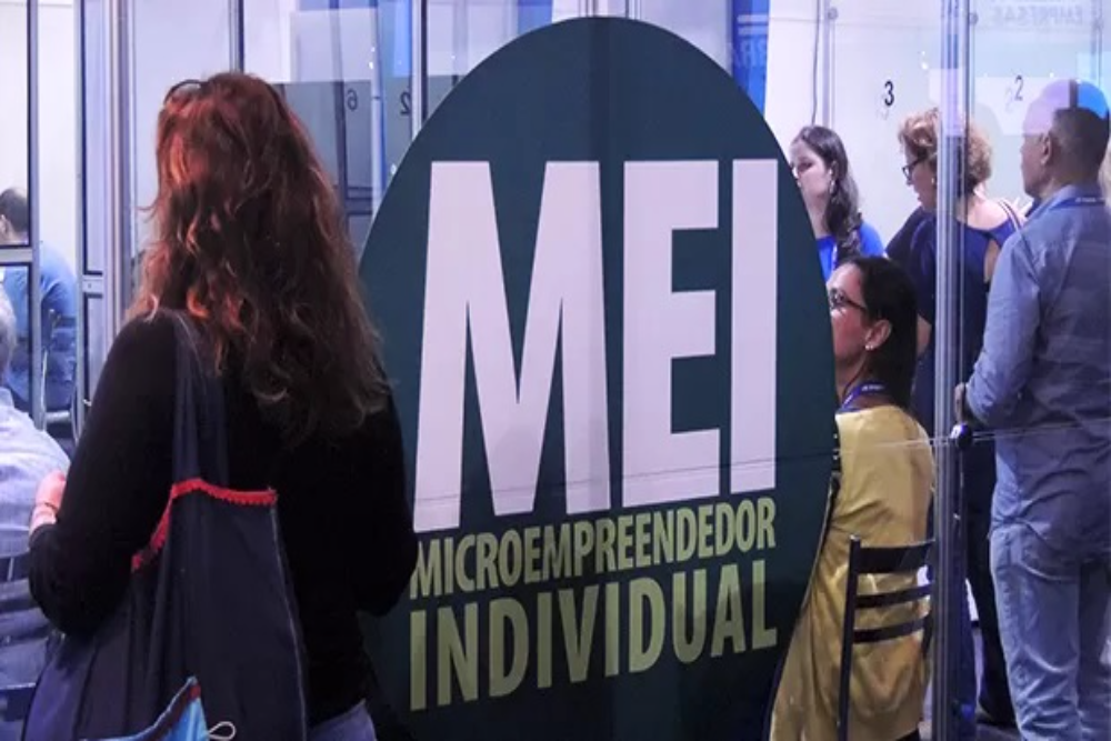 O Microempreendedor Individual é uma figura jurídica do Brasil, é a pessoa que trabalha por conta própria e que se legaliza como pequeno empresário