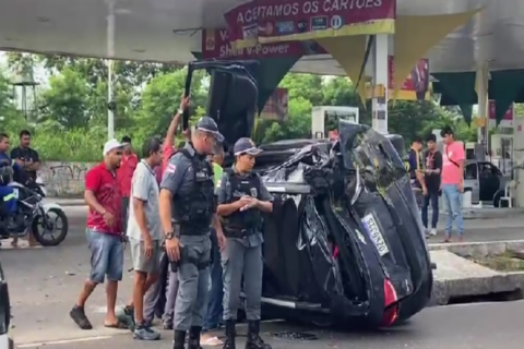 Carro capotado na avenida Cosme Ferreira