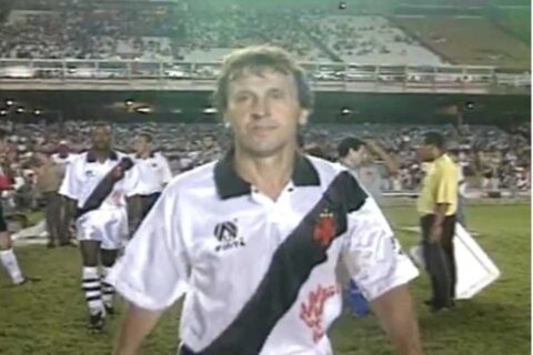 Zico com a camisa do Vasco