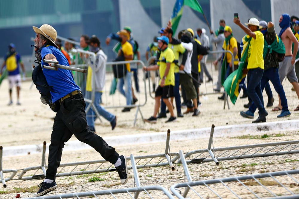 Manifestantes continua na pra&ccedil;a dos tr&ecirc;s poderes