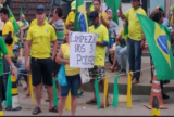 Imagem mostra pessoas protestando em frente ao CMA neste domingo (8)