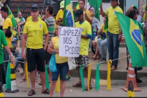 Imagem mostra pessoas protestando em frente ao CMA neste domingo (8)