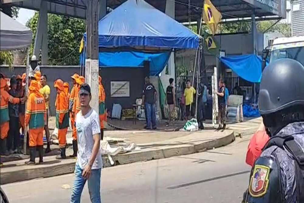 Cena de for&ccedil;as de seguran&ccedil;a em frente ao CMA