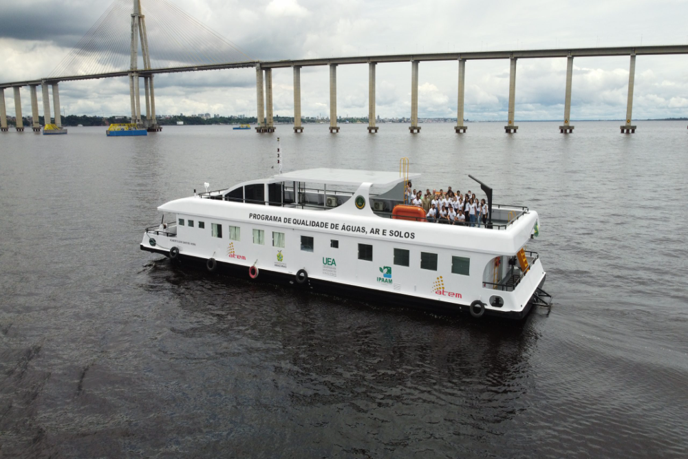 Barco para pesquisa sobre águas da UEA