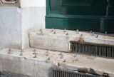 Arquitetura Hostil é uma estratégia de design urbano que utiliza elementos para guiar ou restringir determinados comportamentos, como deitar na entrada de uma loja
