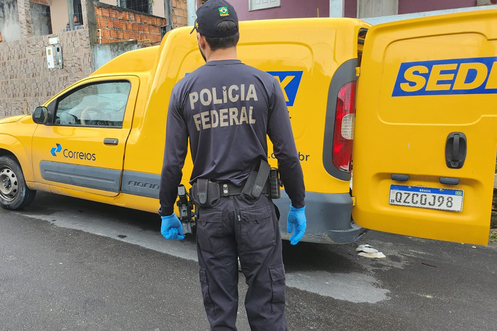 Polícia Federal investiga roubo em carro dos Correios na zona leste Polícia Federal investiga roubo em carro dos Correios na zona leste
