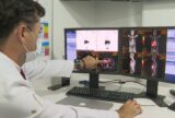 Médica mostra em computador como energia nuclear é usada para tratar esse tipo de câncer