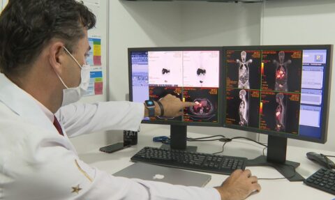 Médica mostra em computador como energia nuclear é usada para tratar esse tipo de câncer