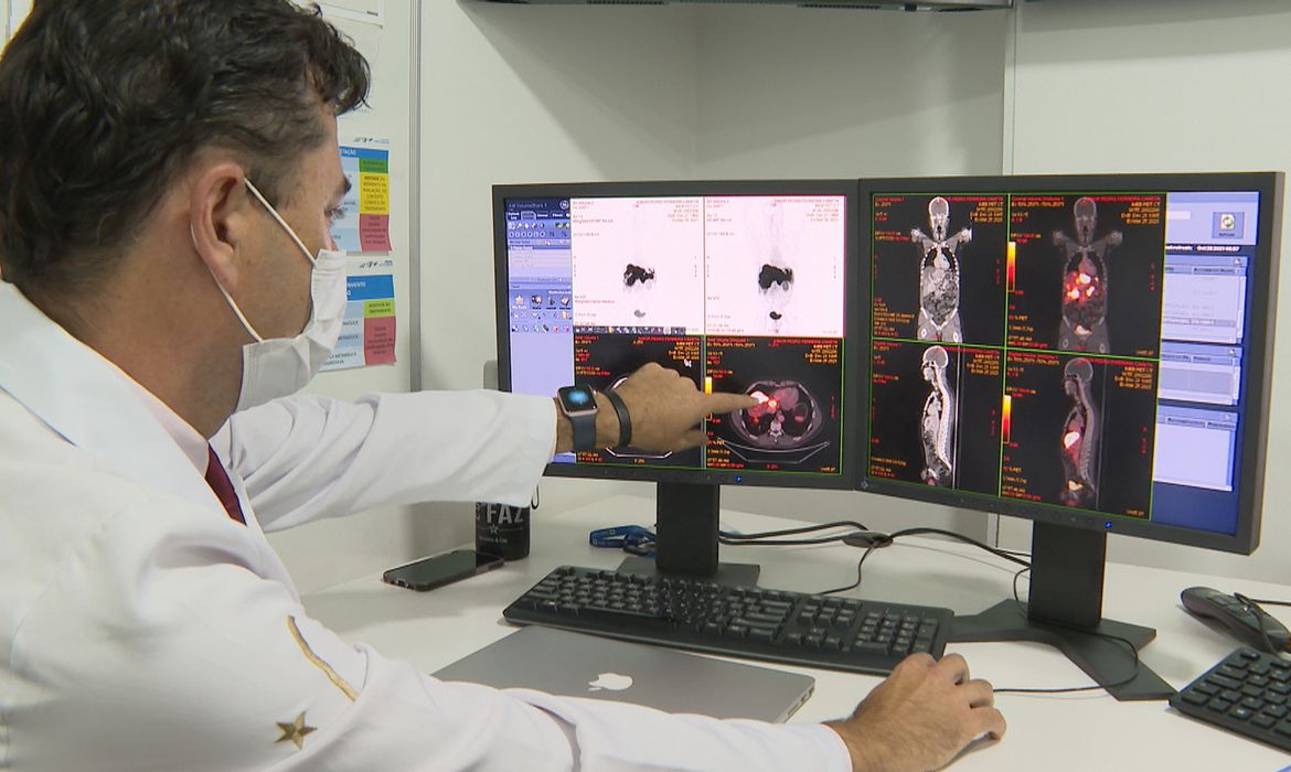 Médica mostra em computador como energia nuclear é usada para tratar esse tipo de câncer