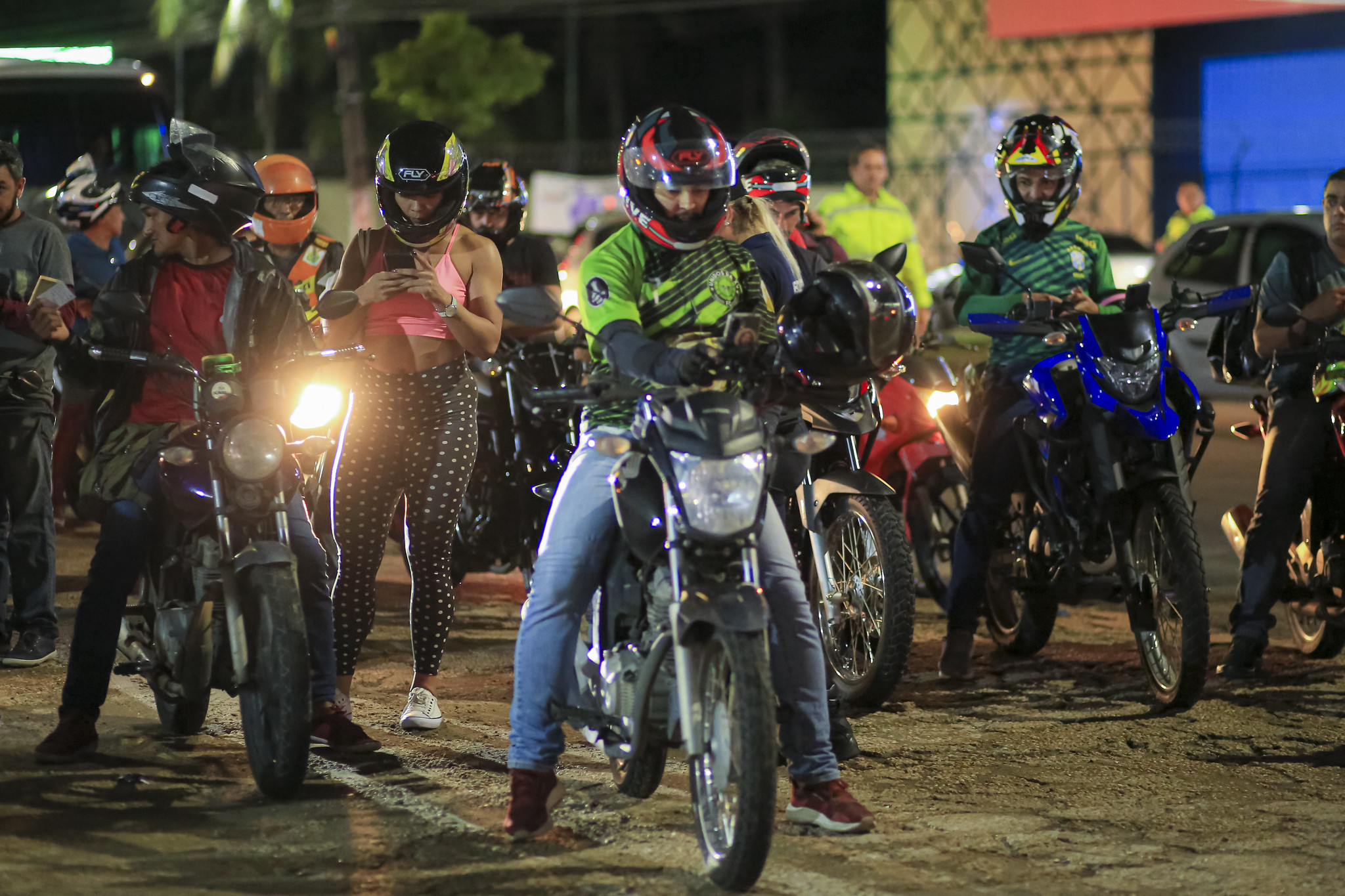 Operação autua 72 motoristas em Manaus por dirigirem com as lâmpadas apagadas durante a noite