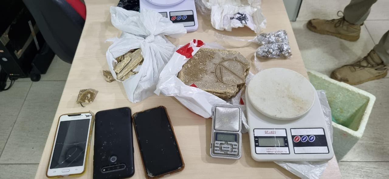 Mulher é presa com 1,5 quilos de drogas em beco do Coroado