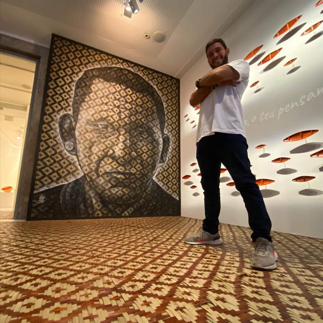 Exposição no Rio de Janeiro conta com esteira indígena grafitada por Raiz Campos